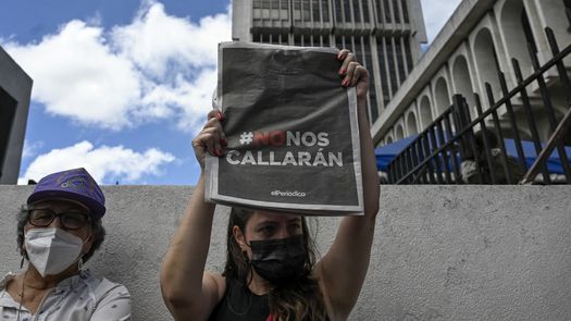 Periodistas guatemaltecos y miembros de la Sociedad Civil guatemalteca participan en un plantón contra el arresto por posible lavado de dinero del periodista José Rubén Zamora, presidente del diario El Periódico, frente al Palacio de Justicia de la ciudad de Guatemala.