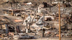 Equipos evalúan magnitud de daños por incendio en California