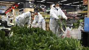 China entrega artículos comestibles a población confinada