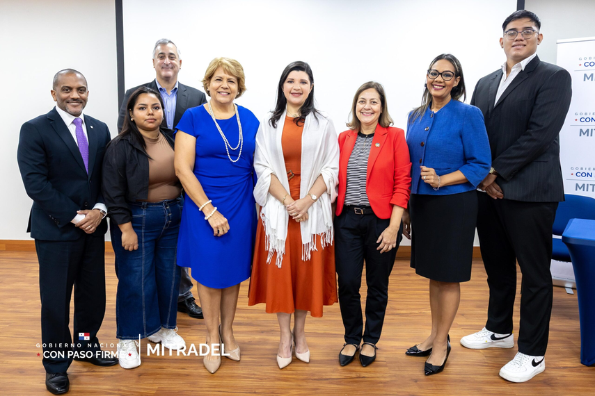 MITRADEL firma convenio público-privado para promover empleos a jóvenes graduados.