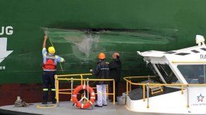 Buque roza con estructura en esclusa de Canal Ampliado en Colón