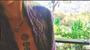 Paris Jackson se marca un top-less para mostrar su último tatuaje