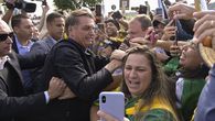 El presidente brasileño, Jair Bolsonaro, saluda a sus seguidores durante un mitin en el aeropuerto de Serrinha, en Juiz de Fora. El presidente brasileño, Jair Bolsonaro, saluda a sus seguidores durante un mitin en el aeropuerto de Serrinha, en Juiz de Fora.