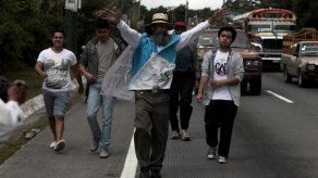 Guatemalteco recorre 200 km a pie y bicicleta en repudio a la corrupción