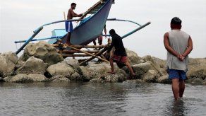 Tres muertos y miles de evacuados por una tormenta tropical en Filipinas
