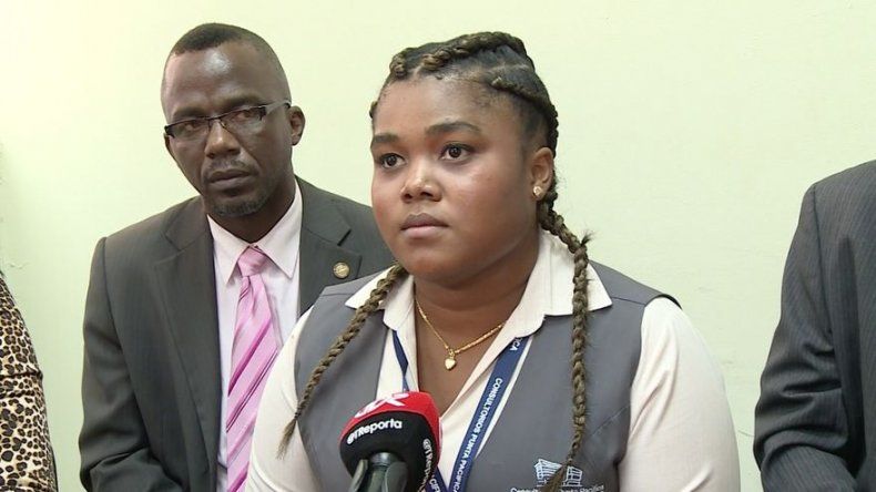 Joven suspendida por sus trenzas y empleadores logran acuerdo