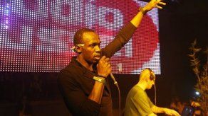 Bolt llega a Jamaica en silencio tras oro olímpico