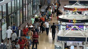 Viajeros forman filas por varias horas para dirigirse al interior del país