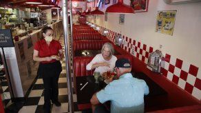 JOSH BOAK y EMILY SWANSON