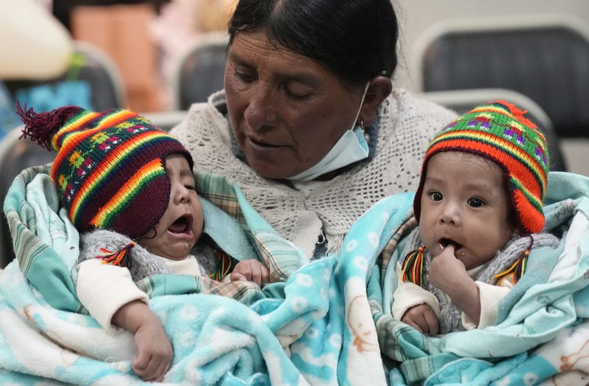 Con sus niños en brazos algunos padres en Bolivia conmemoraron el Dia Mundial del Niño Prematuro