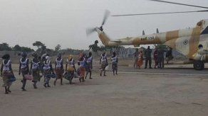 El presidente de Nigeria recibe a las 82 estudiantes liberadas en Chibok