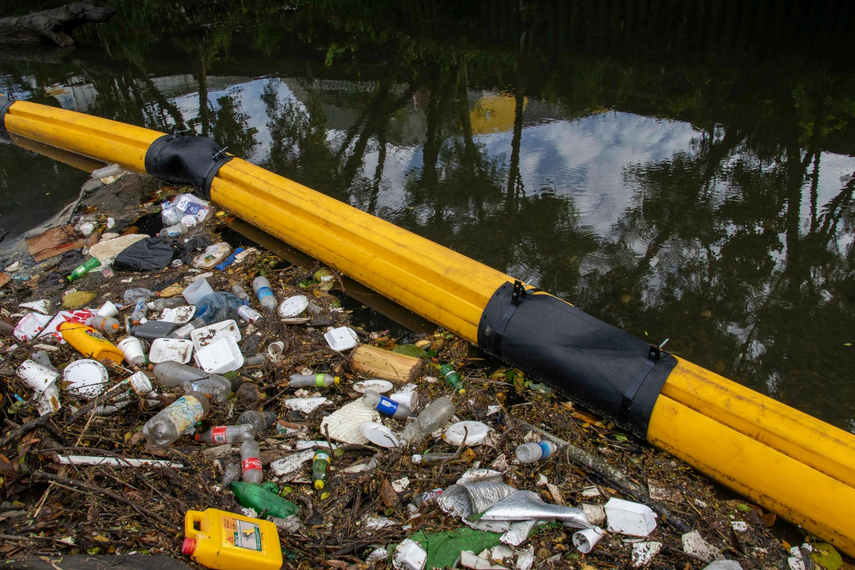 Marea Verde instala barrera flotante para interceptar residuos sólidos en Río Abajo.