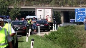 Hallan decenas de migrantes muertos en un camión