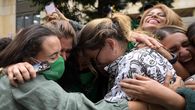 Activistas celebran la decisión de la Corte de despenalizar el aborto en Colombia. Activistas celebran la decisión de la Corte de despenalizar el aborto en Colombia.