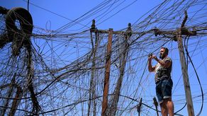 La población debe robar electricidad de los cables de los vecinos.