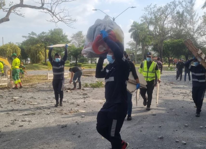 Personal de la Alcaldía de Panamá remueve escombros de la Ave. Balboa