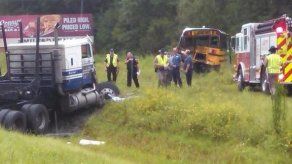 Mujer desnuda en camión choca con autobús escolar en Florida