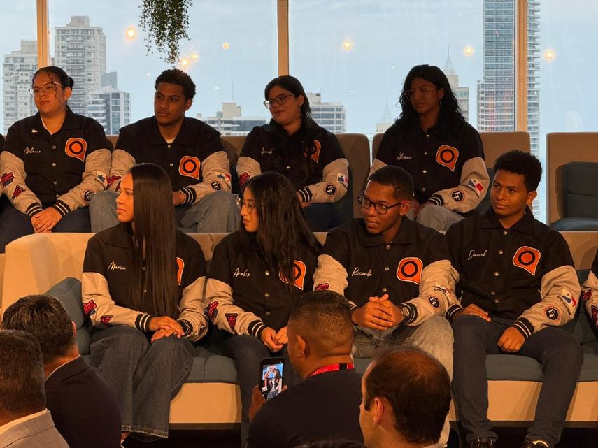 Exparticipantes del Concurso Nacional de Oratoria 2026.
