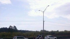 Vehículo se vuelca frente al Westland Mall