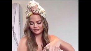 Chrissy Teigen acude a un concierto de su marido solo con una toalla
