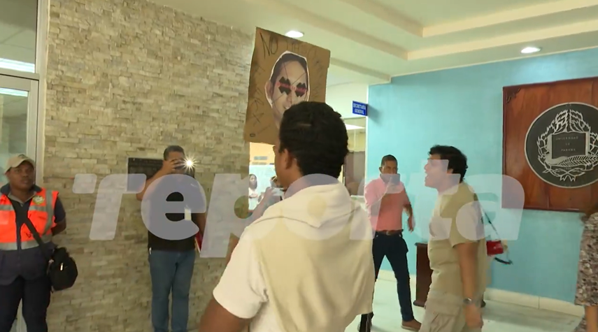 Estudiantes de la UP protestan para exigir la destitución del exdirector del IFARHU