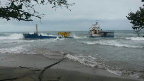 Extraen con éxito diésel de buque carguero panameño encallado en Costa Rica