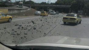 Conductores molestos por tranque en Albrook producto de piedras sueltas