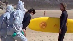 Detienen en España a una mujer que fue a surfear pese a tener coronavirus