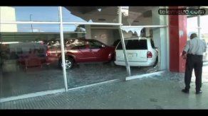 Video: Automóvil se estrella contra tienda automotriz en Colón