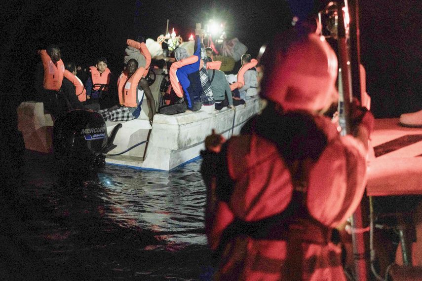 Desembarcan casi 300 migrantes en puerto italiano de Taranto