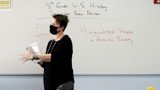 Cuatro de cada 10 republicanos sostienen que los docentes en las escuelas públicas dedican demasiado tiempo a asuntos relacionados con la sexualidad.