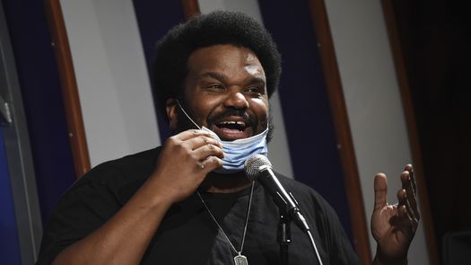 El suceso ocurrió poco antes de la actuación programada del actor y comediante Craig Robinson, quien dijo por Instagram que estaba bien.