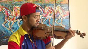 Violinista de protestas en Venezuela lamenta que la calle se apagó