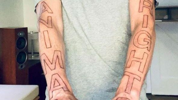 Moby celebra su 32 aniversario como vegano con un inmenso tatuaje