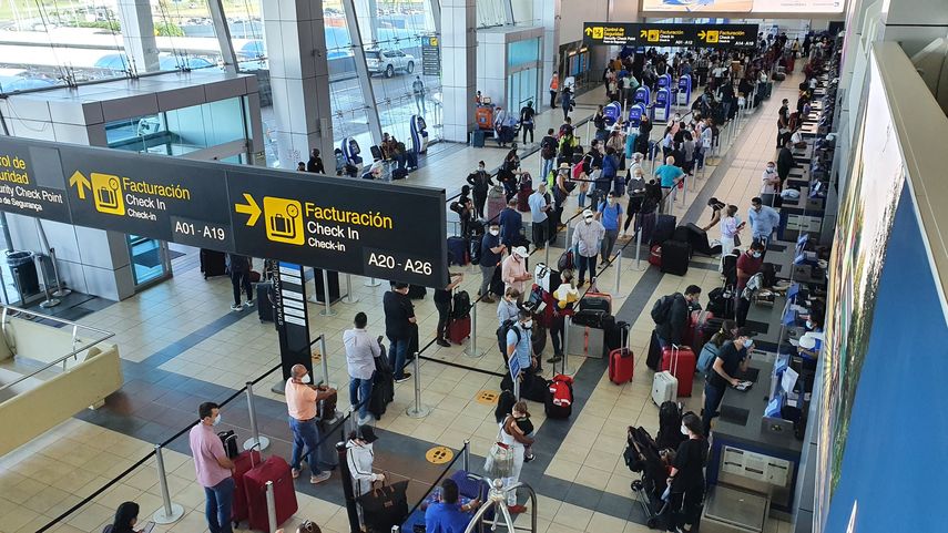 Alrededor de 23 aerolíneas comerciales operan en Panamá.