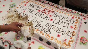 El dalái lama celebra cumpleaños junto a miles de fieles en el norte de India