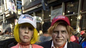 Gorros antiTrump y vestidos de Clinton