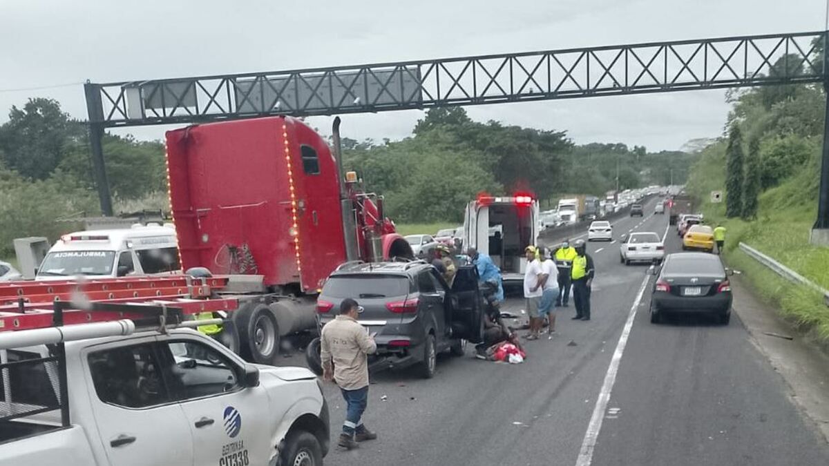 Se registra colisión múltiple en la Autopista Panamá Colón, hay una