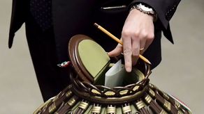 Al comienzo del quinto día de votación, Matteo Salvini, dirigente de la fuerza derechista Liga, declaró que el bloque de centro-derecha votaría por la presidenta del Senado, Maria Elisabetta Alberti Casellati.