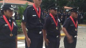 Condecoran a policías y adolescente que rescataron a recién nacido de una letrina