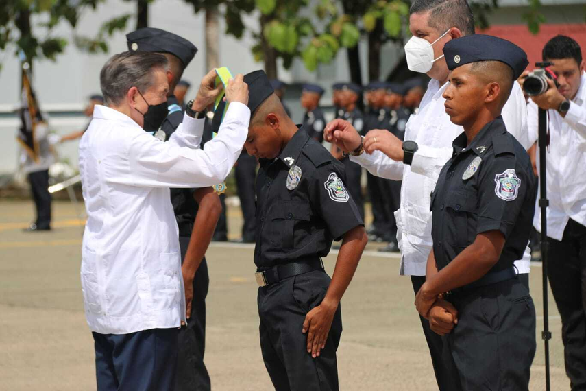 Los tres puestos de honor de la Promoción 97. Los tres puestos de honor de la Promoción 97.