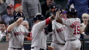 Osuna empeora las cosas para Astros en derrota con Boston