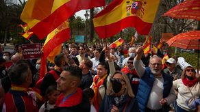 Frente al ayuntamiento de Madrid, varios miles de personas se reunieron, blandiendo banderas españolas y gritando consignas.