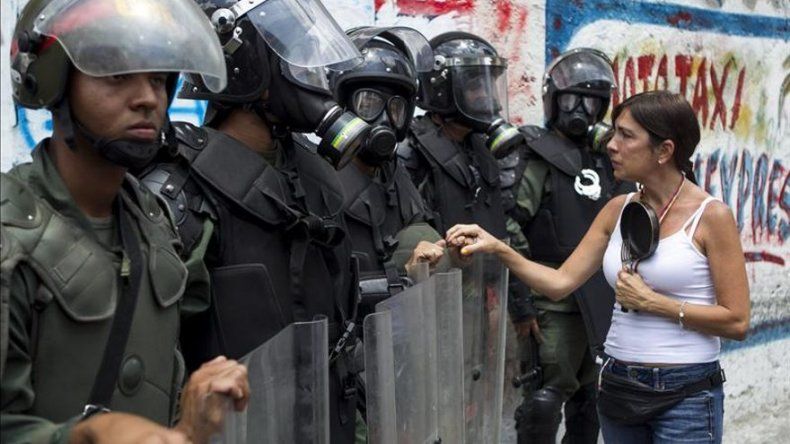 El Gobierno impide una marcha de mujeres opositoras en Caracas