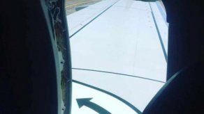 Detienen a adolescente en EEUU por bajar del avión por la salida de emergencia