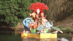 Panameños y extranjeros disfrutan del carnaval acuático en Penonomé
