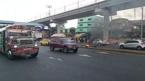 Grupo de transportistas informales cierran la Avenida Domingo Díaz Grupo de transportistas informales cierran la Avenida Domingo Díaz