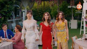 Arzu está contenta de estar con su hijas Cennet y Melisa.