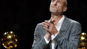 Spurs retiran número de Ginóbili y vencen a Cavs