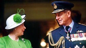 La significativa foto que guardaba Isabel II en su bolso durante el funeral de su esposo